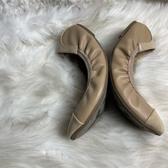 Dexflex Comfort synthetic leather beige and patent slip on flats size 7 - Picture 6 of 10